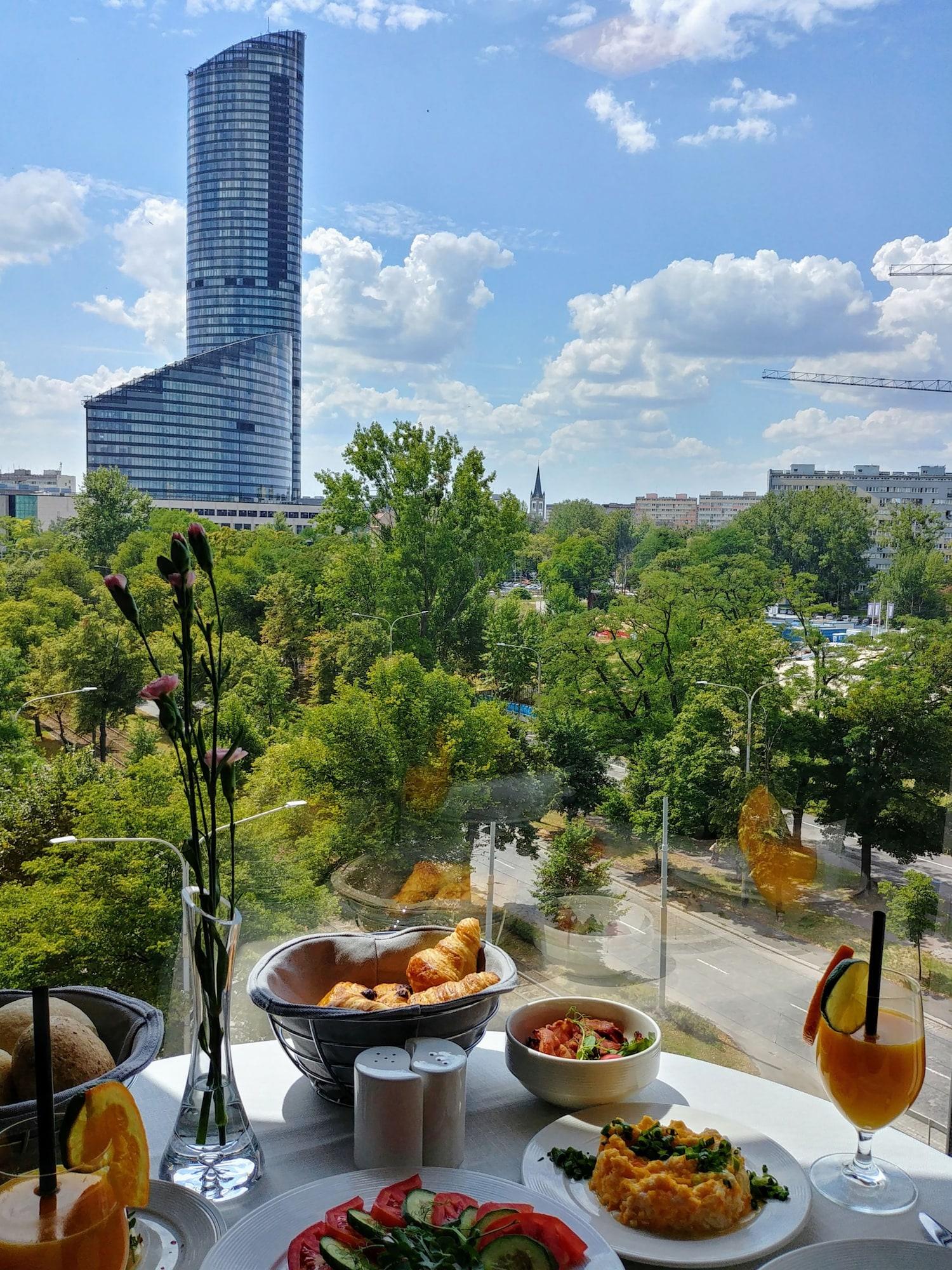 Q Hotel Plus Wroclaw Bagian luar foto