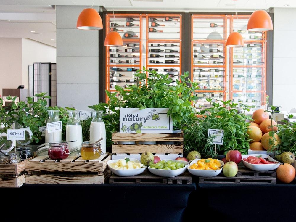 Q Hotel Plus Wroclaw Bagian luar foto