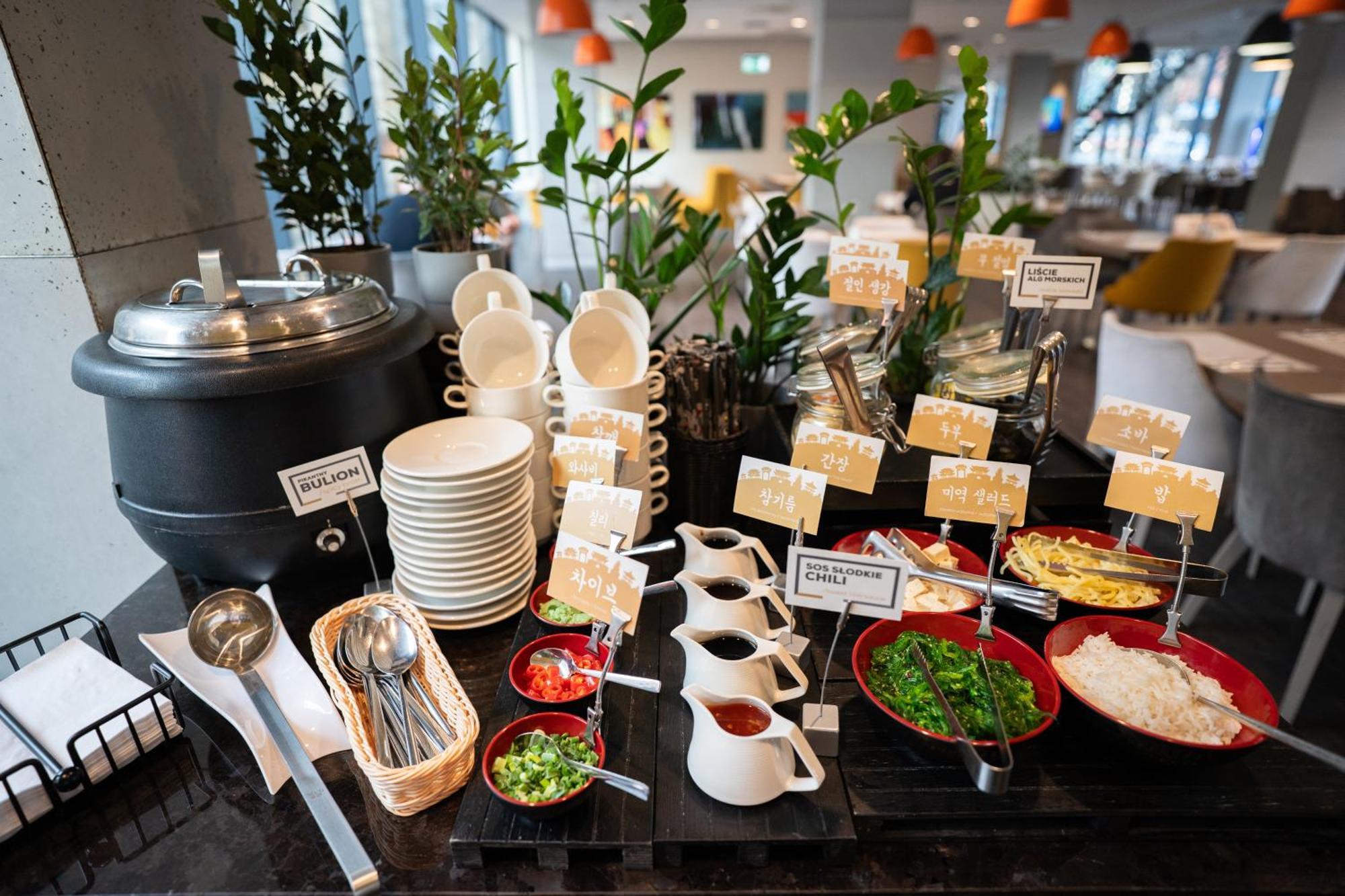 Q Hotel Plus Wroclaw Bagian luar foto