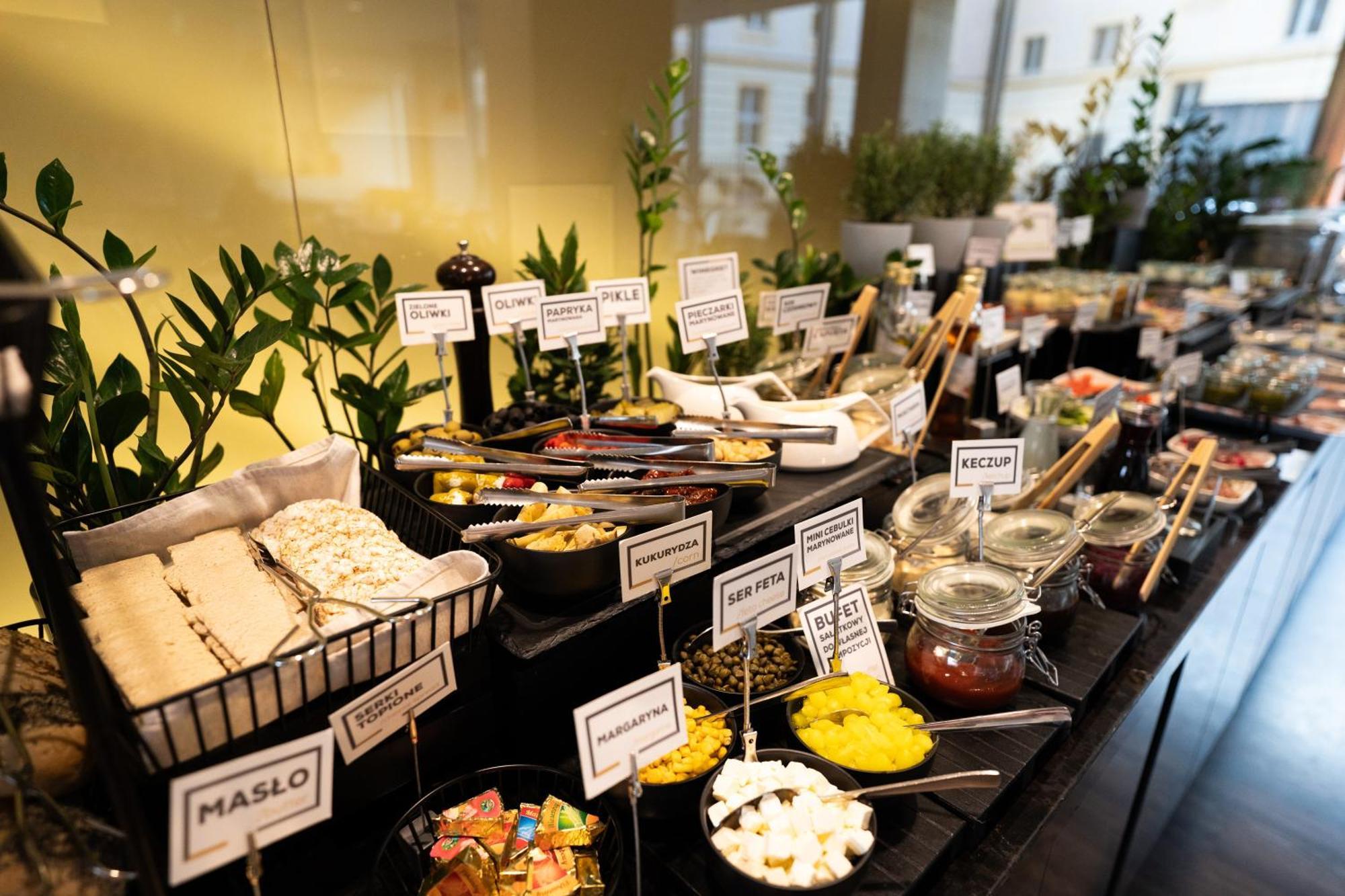 Q Hotel Plus Wroclaw Bagian luar foto