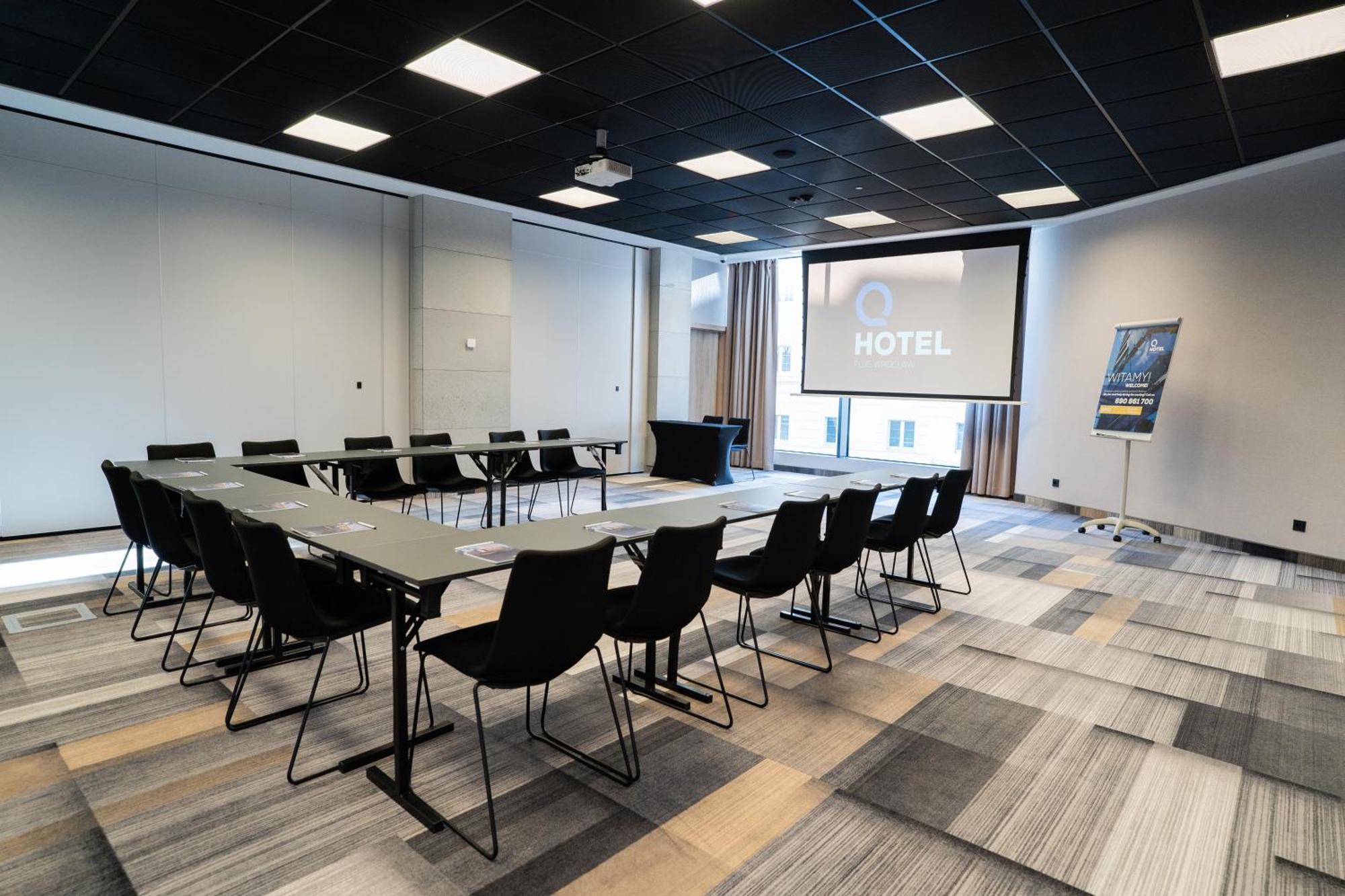 Q Hotel Plus Wroclaw Bagian luar foto