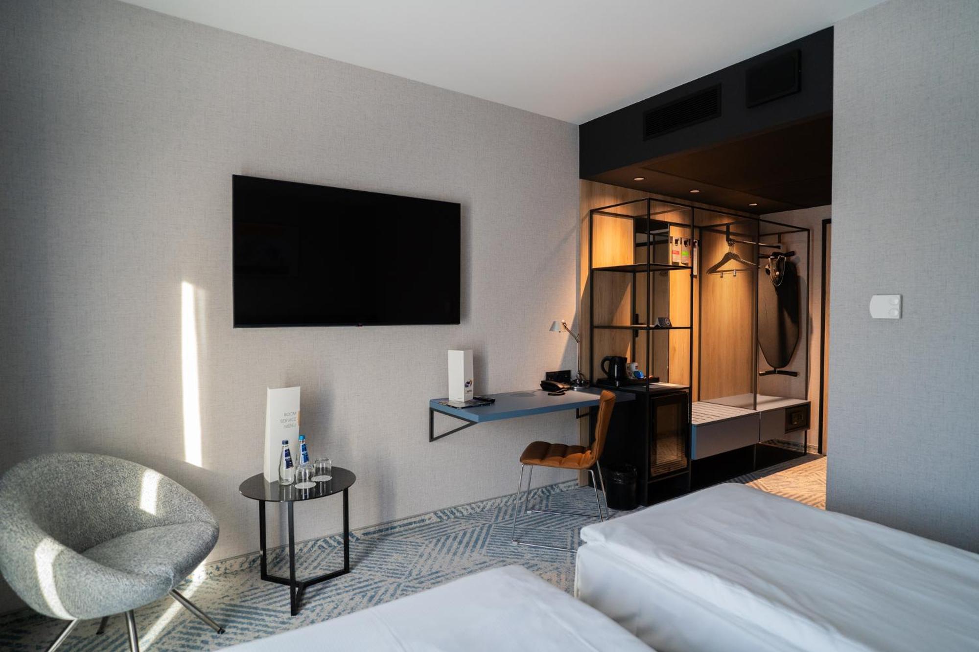 Q Hotel Plus Wroclaw Bagian luar foto