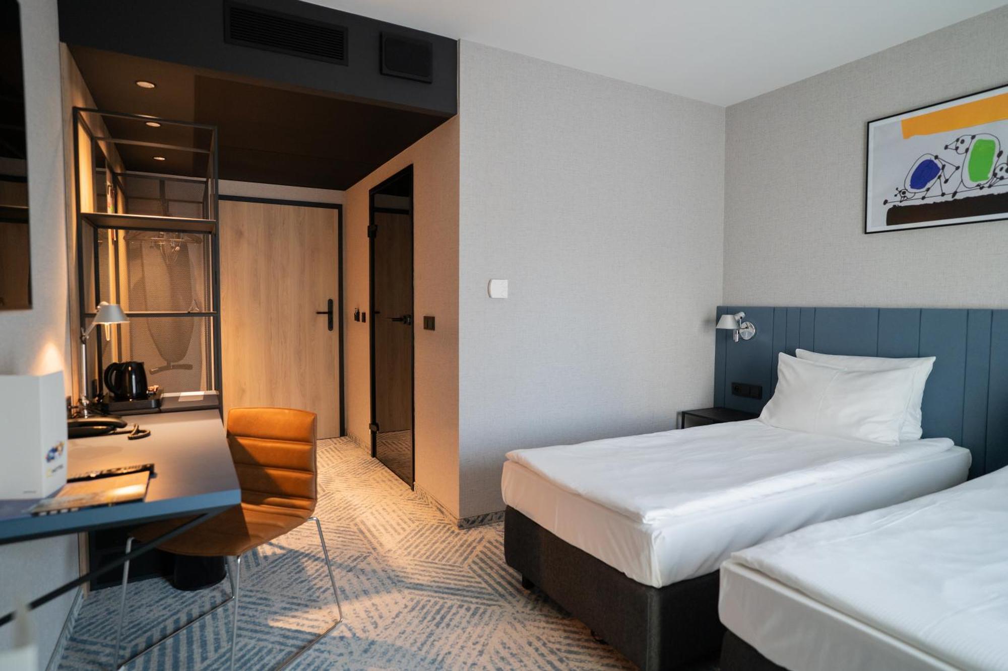Q Hotel Plus Wroclaw Bagian luar foto