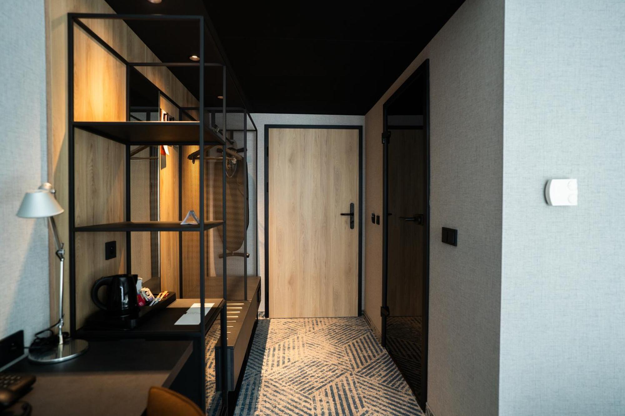 Q Hotel Plus Wroclaw Bagian luar foto