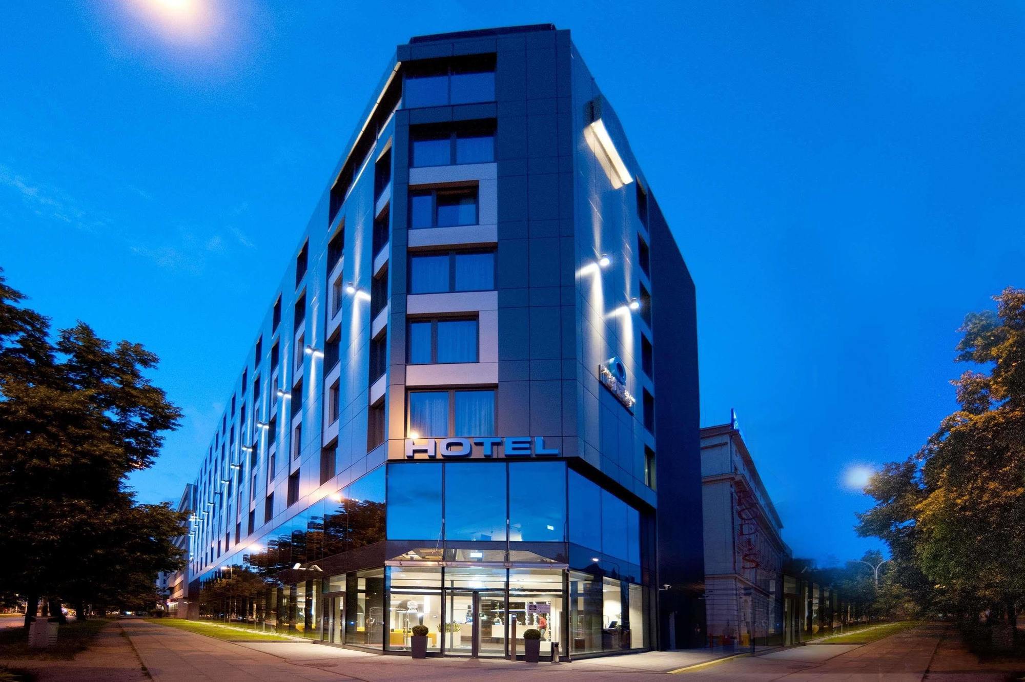 Q Hotel Plus Wroclaw Bagian luar foto