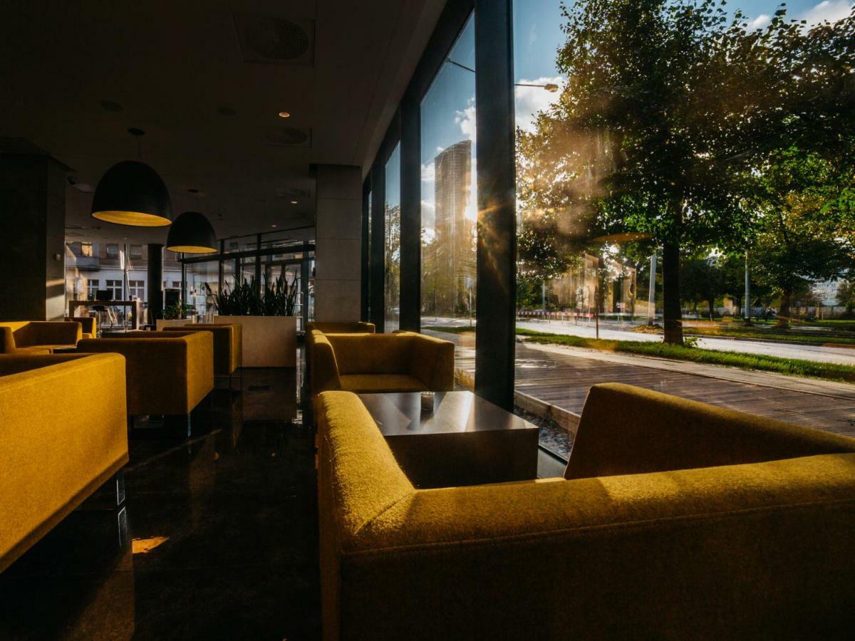 Q Hotel Plus Wroclaw Bagian luar foto